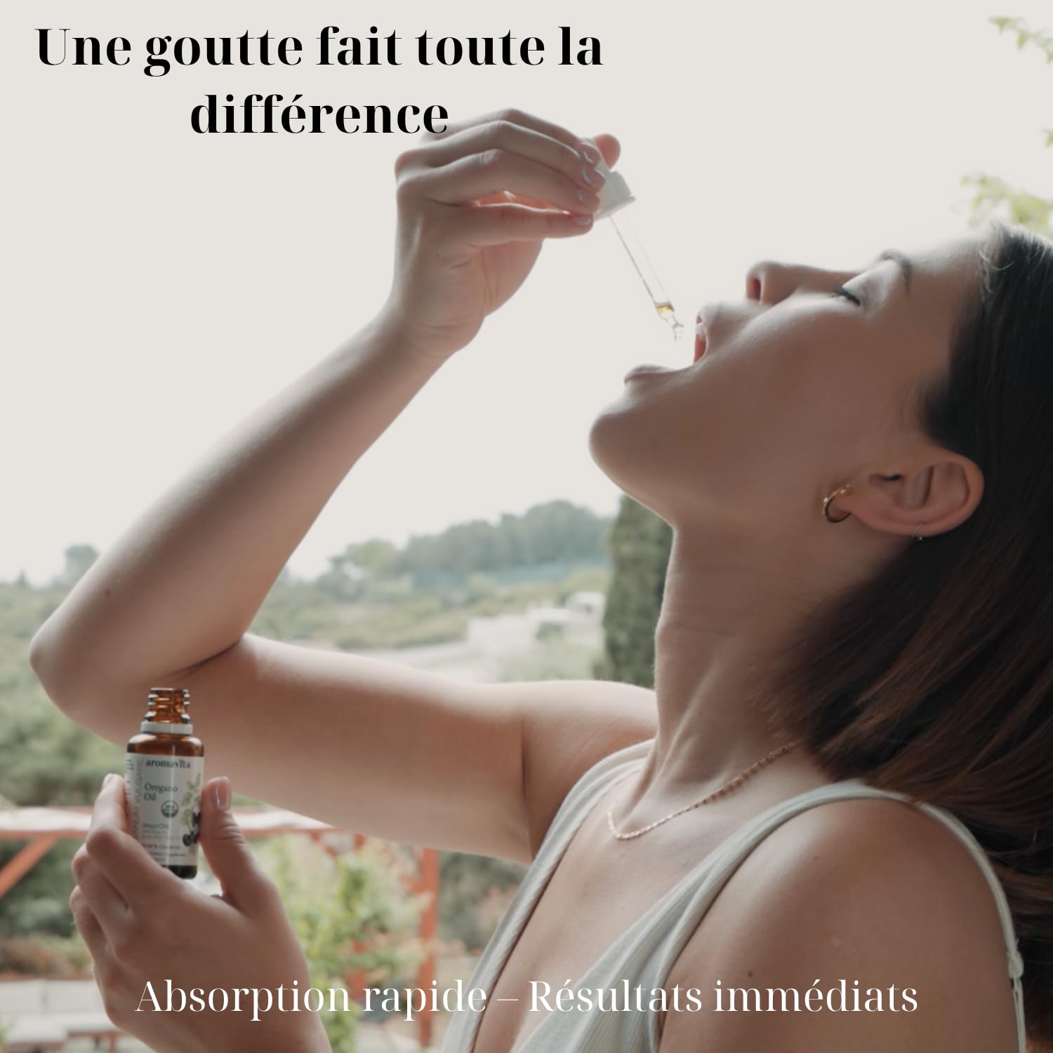 AROMAVITA frasco de 30 ml en mano para mostrar escala y manejo cómodo