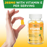 Aromlife gomita en mano para comparar tamaño y facilitar dosis diaria