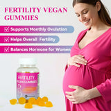 Aromlife gomitas en la mano para comparar tamaño y facilitar la dosis diaria