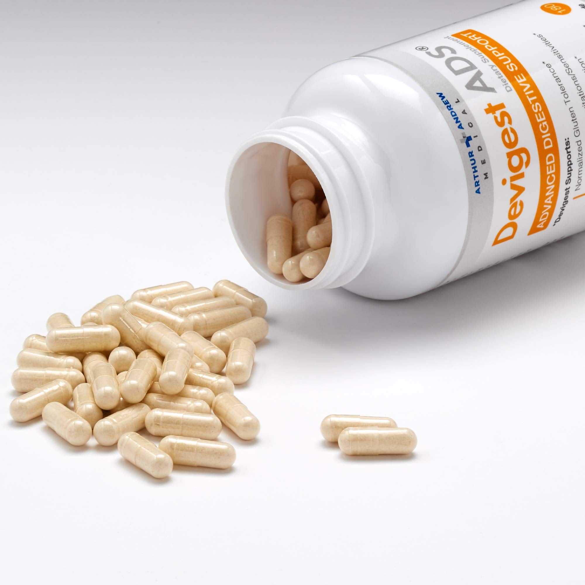Arthur Andrew Medical Devigest cápsula en uso junto a comida para aliviar gases
