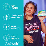 Artrovit cápsulas en mano para comparar tamaño y dosificación