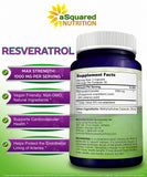 aSquared Nutrition cápsula sostenida en mano mostrando tamaño y facilidad de ingestión