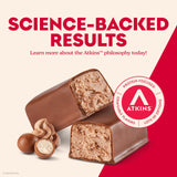 Atkins barra en mano como snack portátil ideal para días ocupados