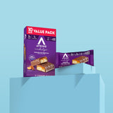 Atkins barra Endulge usada en escritorio de oficina como merienda conveniente