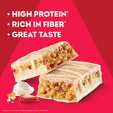Atkins barrita en mano lista para consumir como snack rápido y saciante
