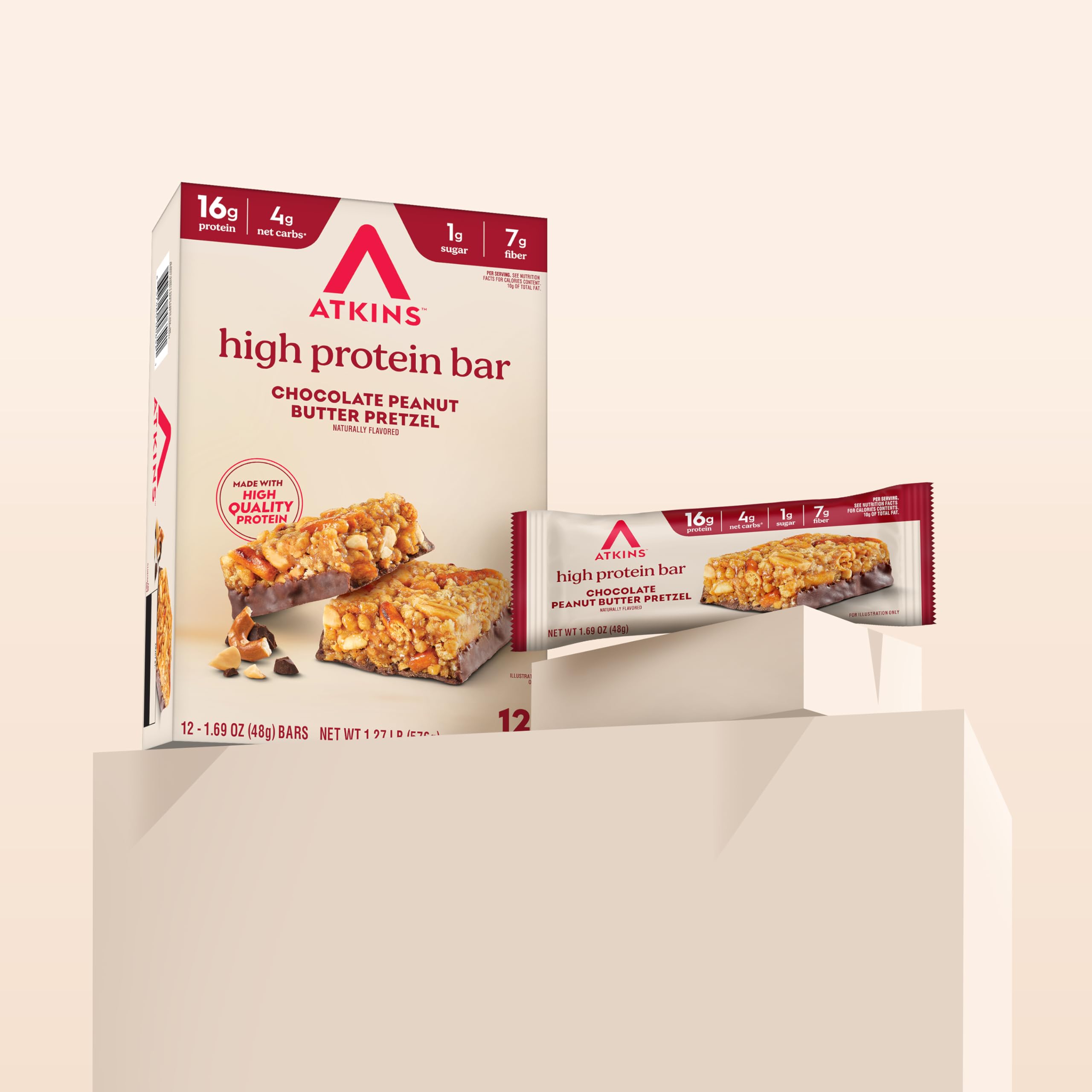 Atkins barritas en mesa con gimnasio y bolso, snack keto para llevar