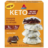 Atkins paquete frontal de Cookies & Crème Clusters mostrando presentación y beneficios