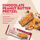 Atkins corte abierto destacando textura de chocolate, cacahuete y pretzel