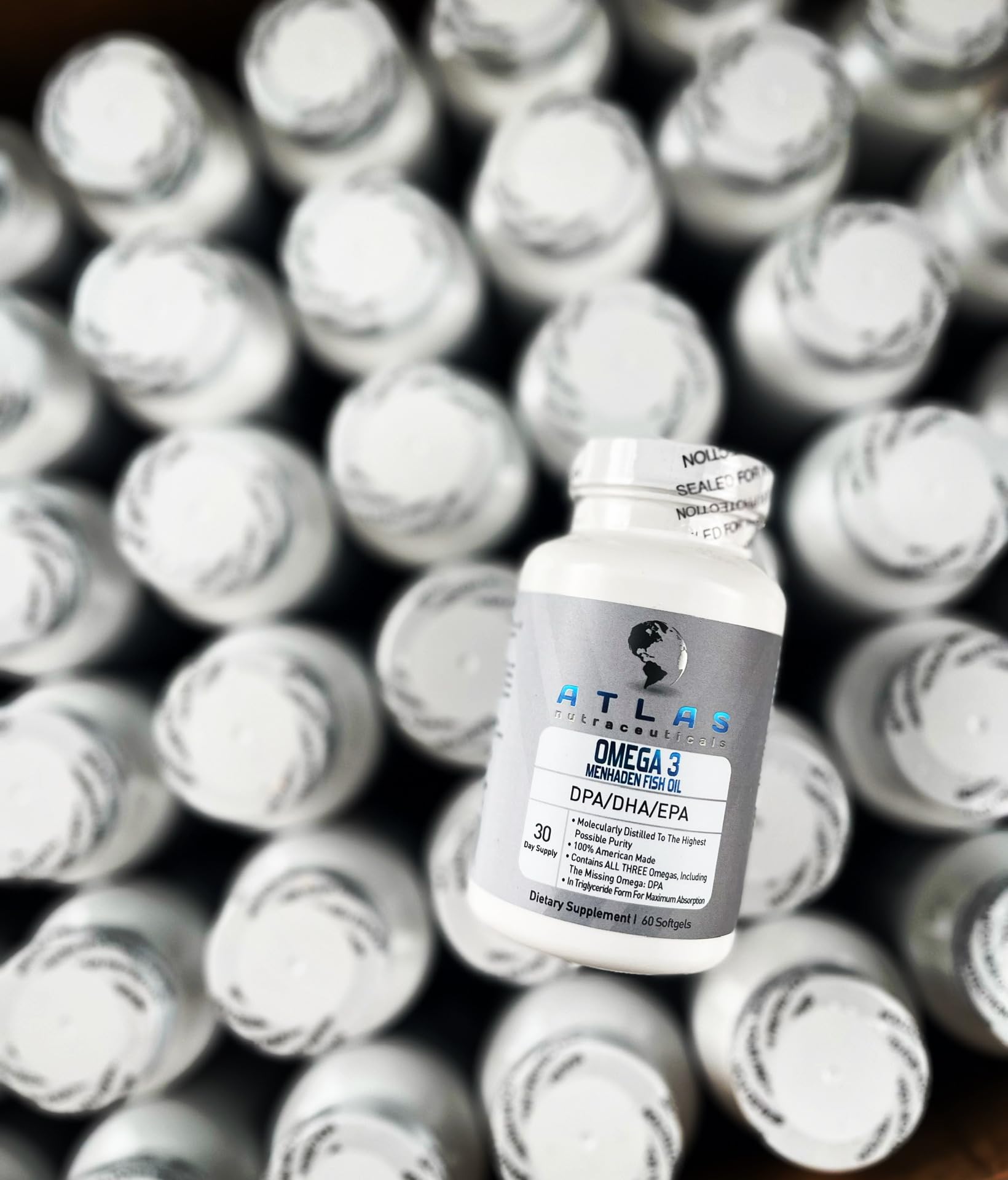 Atlas Nutraceuticals cápsula junto a mano para comparar tamaño real