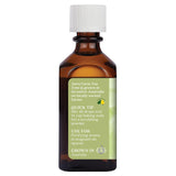 Aura Cacia gota del aceite de árbol de té en mano, textura pura y concentración