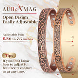 Auramag interior de la caja de regalo con ambos brazaletes y paño presentados