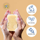 Auromere comparación de tamaño con mano para visualizar las 2.75 oz