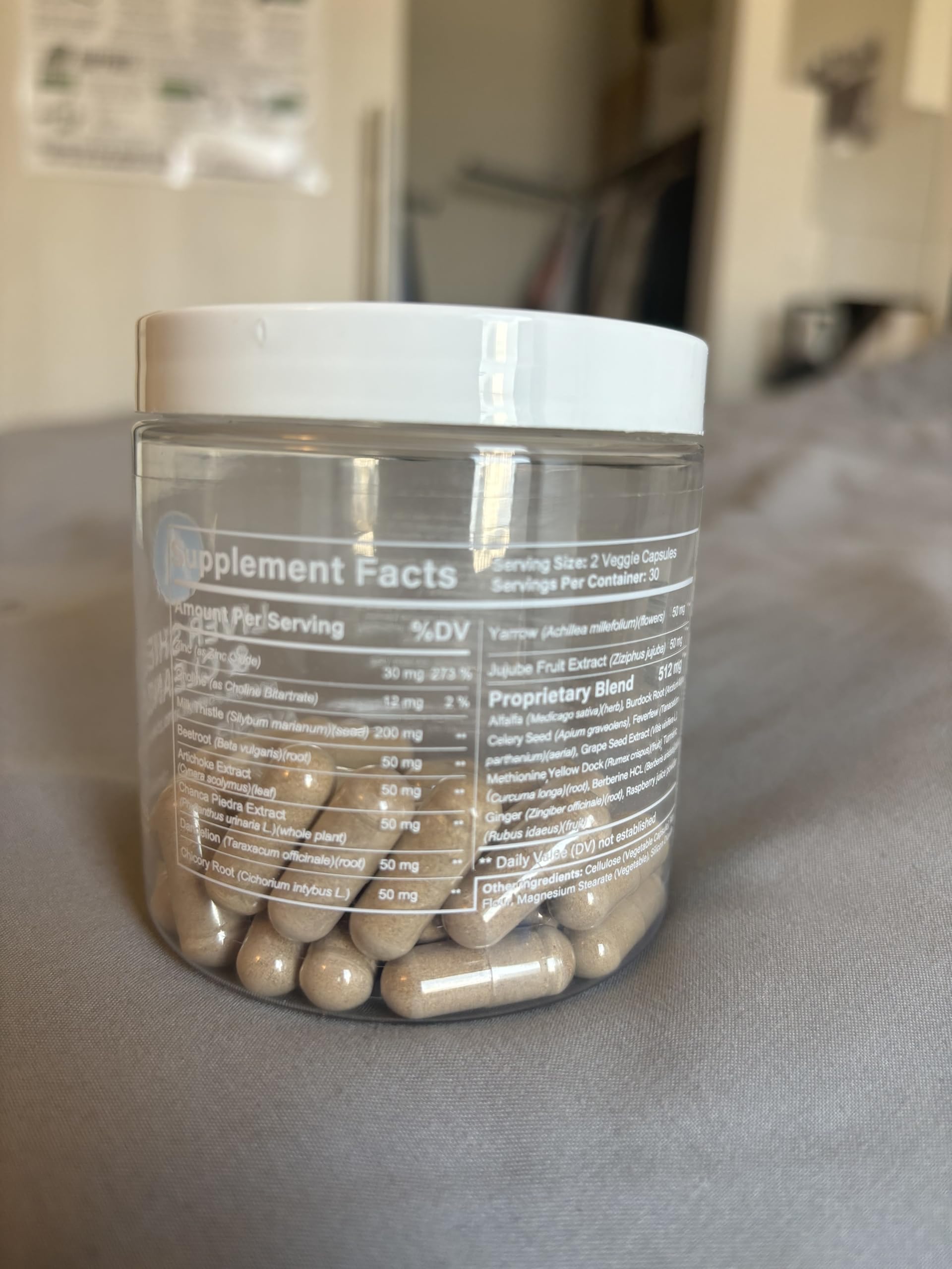 Avenir Nutrition manos contando cápsulas para explicar la dosis recomendada