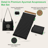 Persona usando AyurMat para relajación dorsal y alivio de tensión
