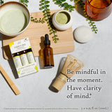 Bach Flower Remedies uso en mano aplicando gotas para enfoque inmediato