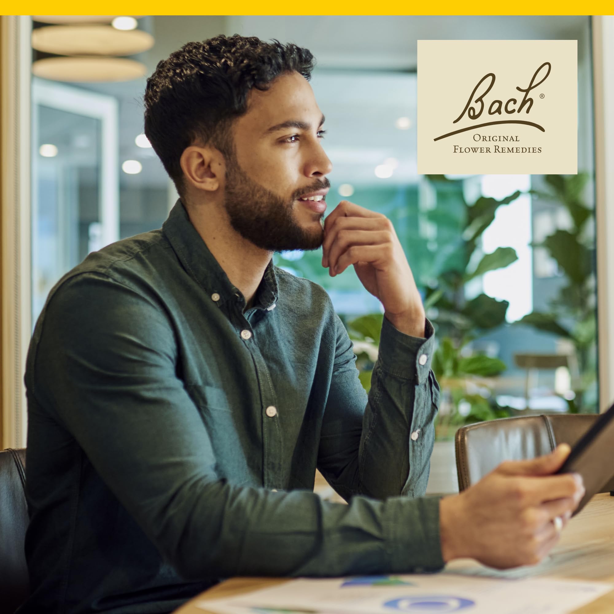 Bach Flower Remedies en mano para comparar tamaño y facilidad de uso