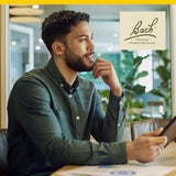 Bach Flower Remedies en mano para comparar tamaño y facilidad de uso
