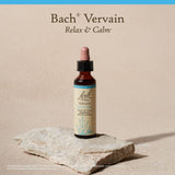 Bach Vervain frasco junto a una mano para apreciar tamaño práctico