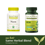 Banyan Botanicals una mano sosteniendo una tableta junto a un vaso de agua para ingesta diaria