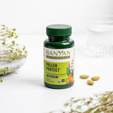 Banyan Botanicals bote en mano para comparar escala y dosificación diaria