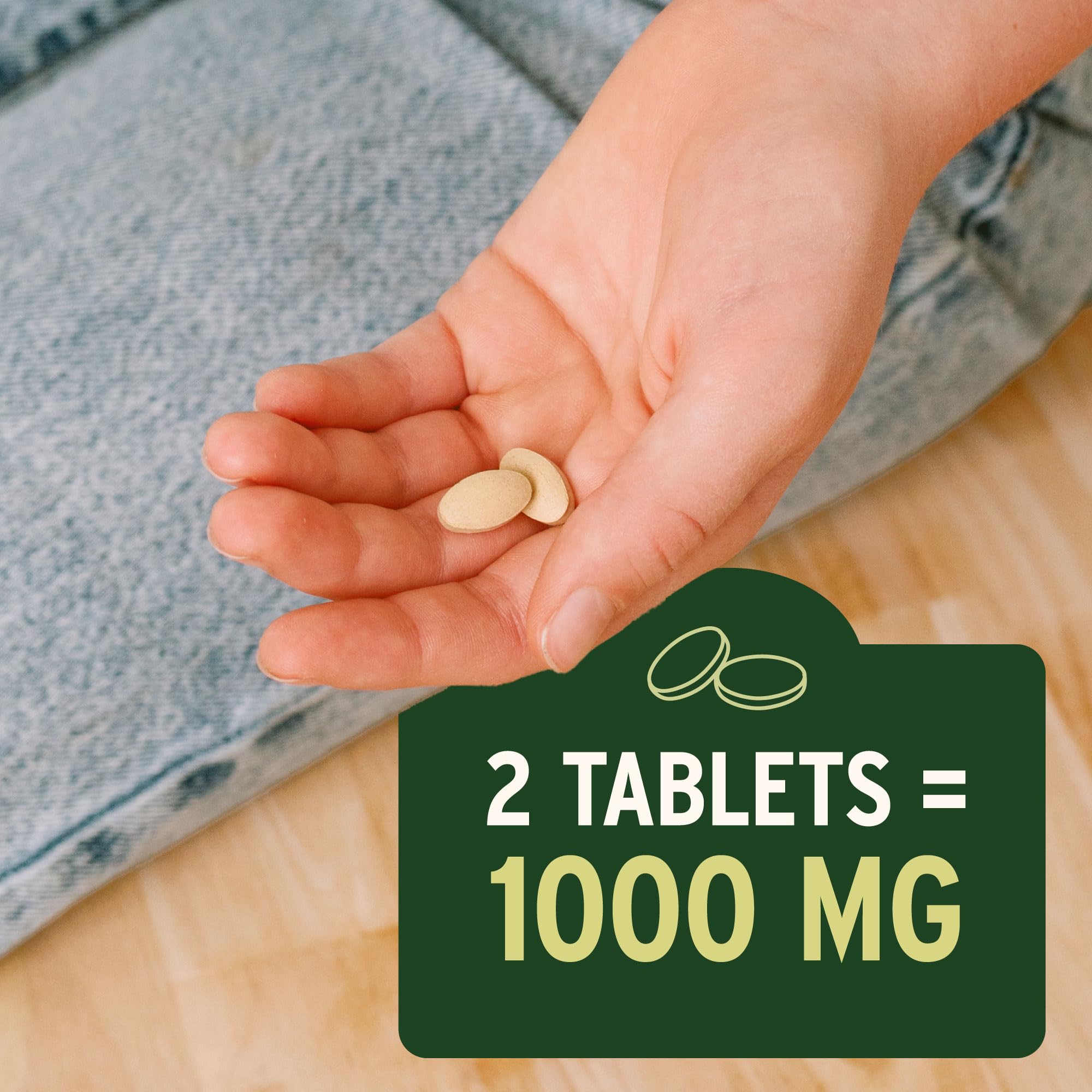 Tabletas Banyan Botanicals en la mano mostrando tamaño y dosificación práctica