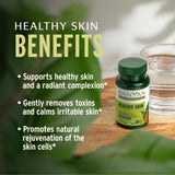 Banyan Botanicals tabletas en mano para demostrar tamaño y dosificación