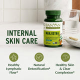 Banyan Botanicals tabletas en mano que muestran textura y fácil ingestión