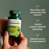 Banyan Botanicals tableta en primer plano destacando textura y pureza