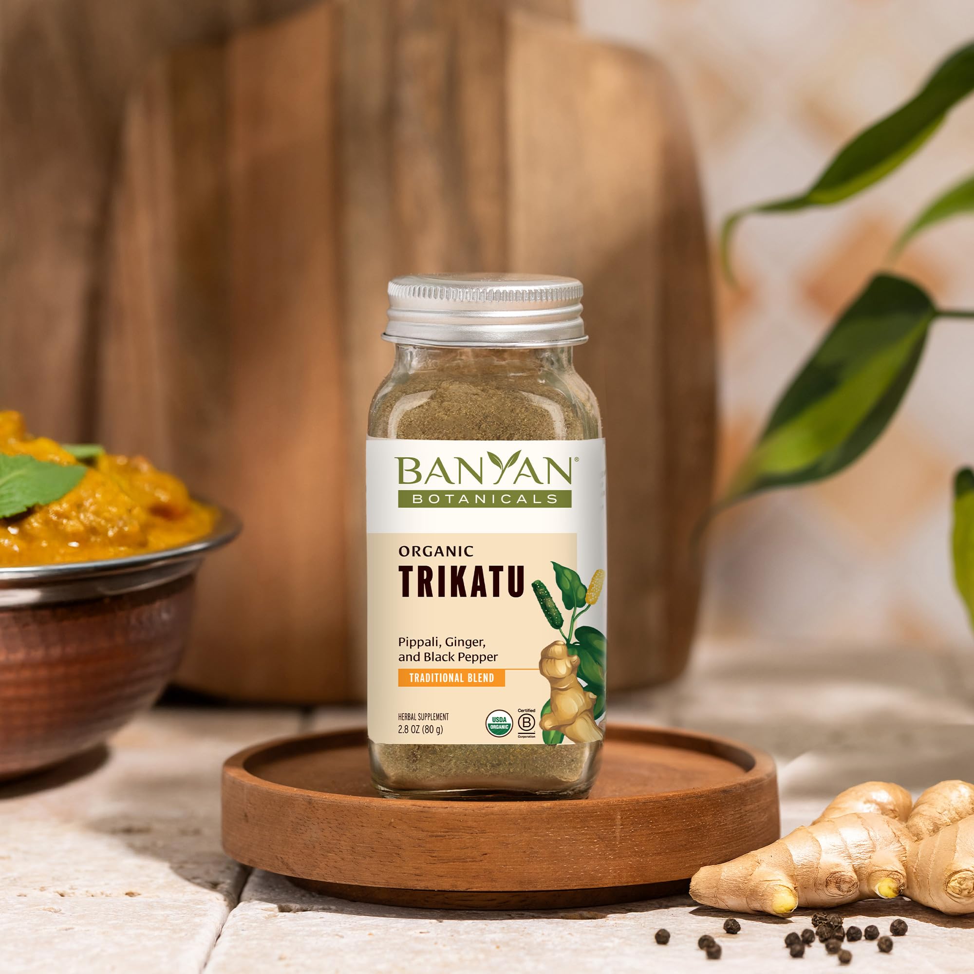 Cucharita con Trikatu de Banyan Botanicals que muestra dosis sugerida fácil
