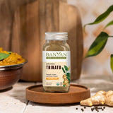 Cucharita con Trikatu de Banyan Botanicals que muestra dosis sugerida fácil