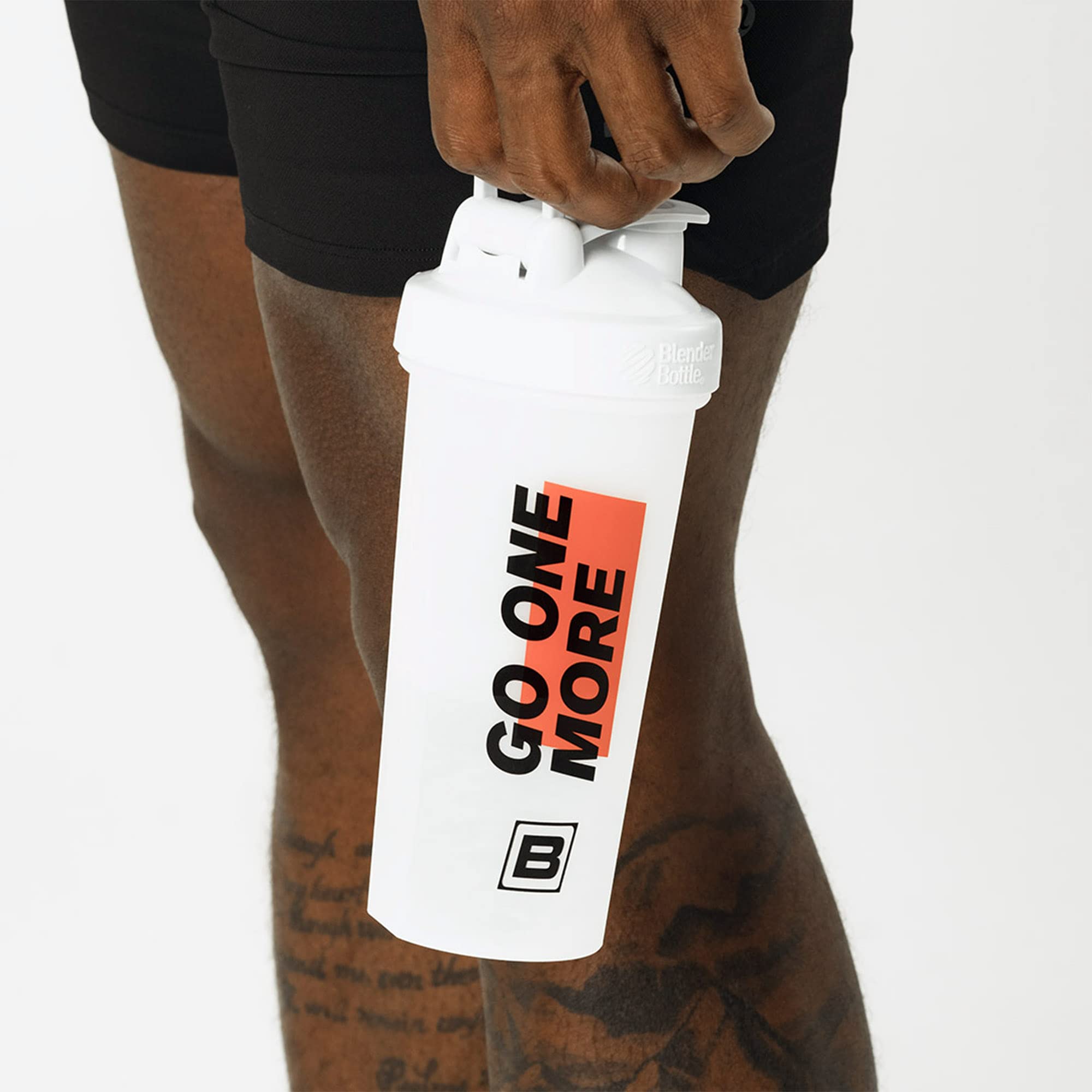 BARE PERFORMANCE NUTRITION boca ancha mientras se añade polvo, facilita llenado y limpieza