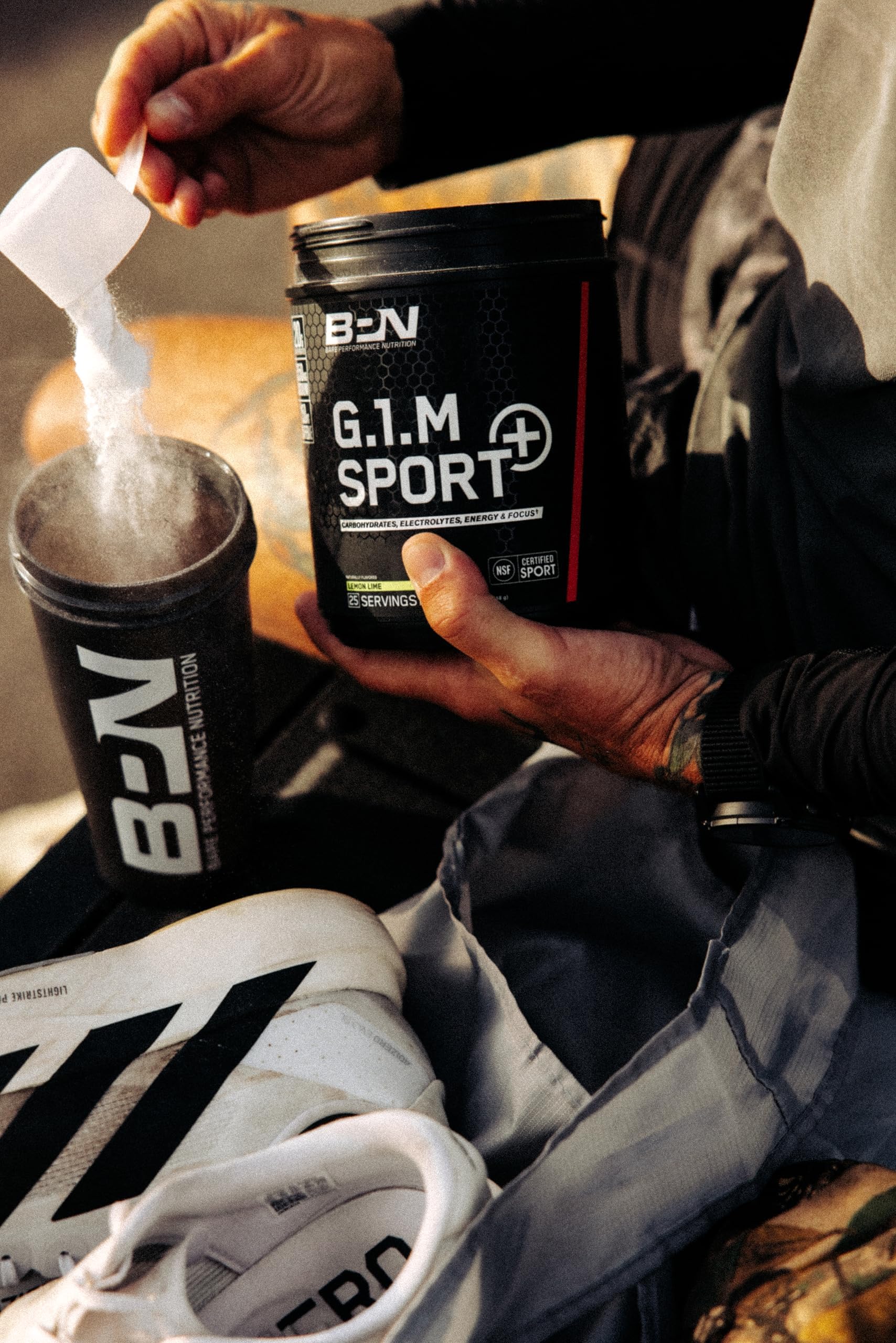 BARE PERFORMANCE NUTRITION frasco junto a mano para comparar tamaño y cantidad de servicios