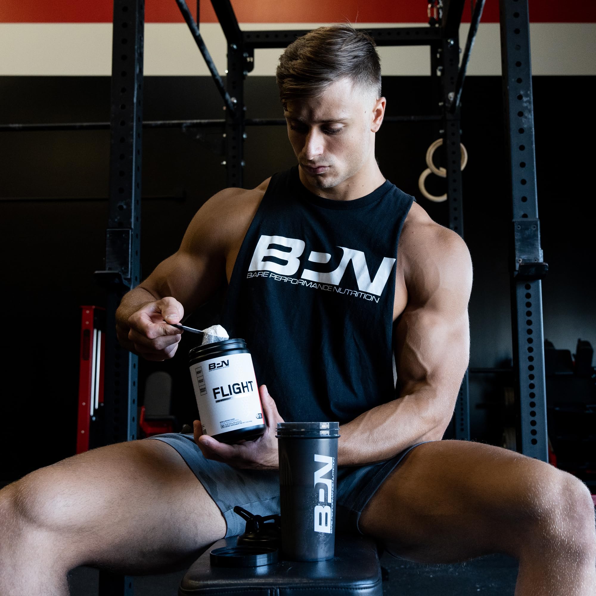 BARE PERFORMANCE NUTRITION cucharada con Flight comparada con botella para escala