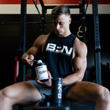 BARE PERFORMANCE NUTRITION cucharada con Flight comparada con botella para escala
