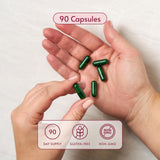 Bariatric Advantage una cápsula en la mano para comparar tamaño práctico