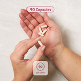 Bariatric Advantage cápsula en mano para comparar tamaño y facilidad