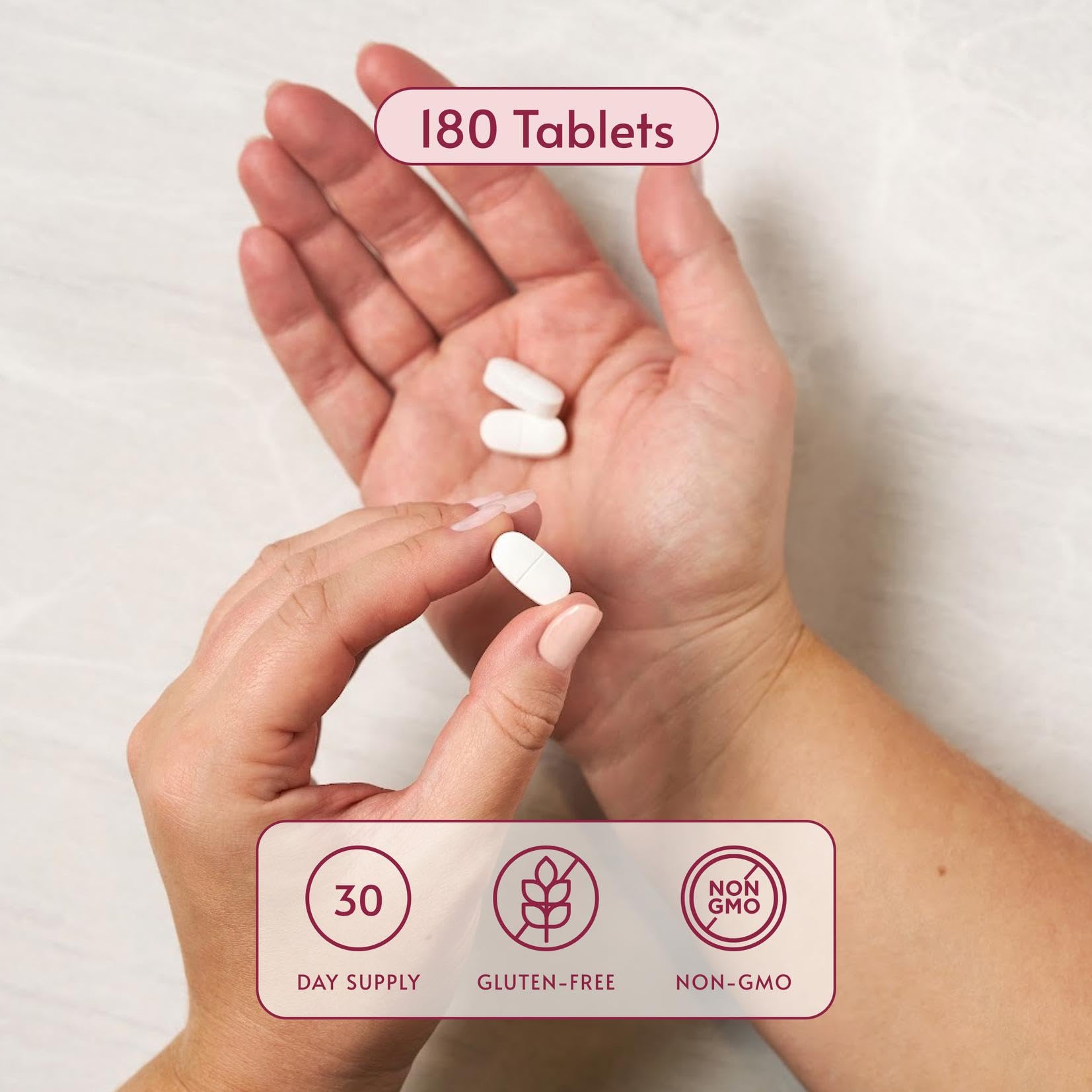 Bariatric Advantage tableta en mano para comparar tamaño y facilidad de ingesta