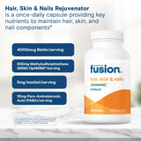 Bariatric Fusion persona sosteniendo cápsula antes de tomarla, fácil de tragar