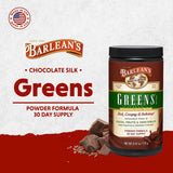 Cucharada dosificadora con polvo Barlean's Chocolate Greens midiendo una porción práctica