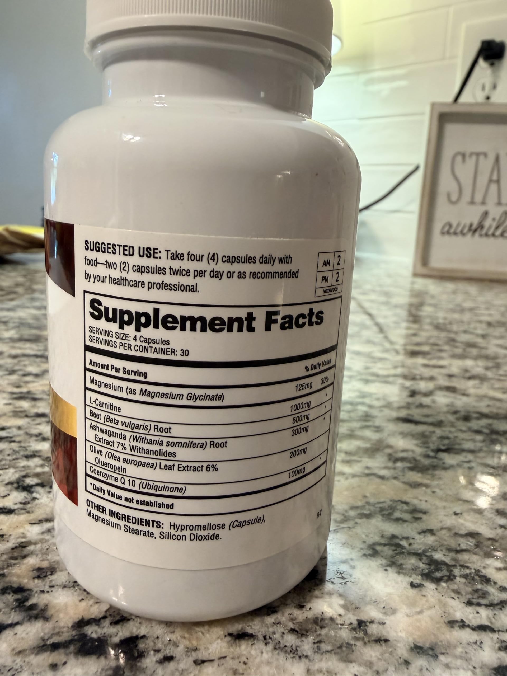 Barton Nutrition cápsula en mano para comparar tamaño y dosificación práctica
