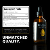 Based Supplements frasco sobre musgo en bosque para resaltar origen silvestre