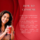 BASIC AYURVEDA persona sosteniendo botella en cocina para uso cotidiano