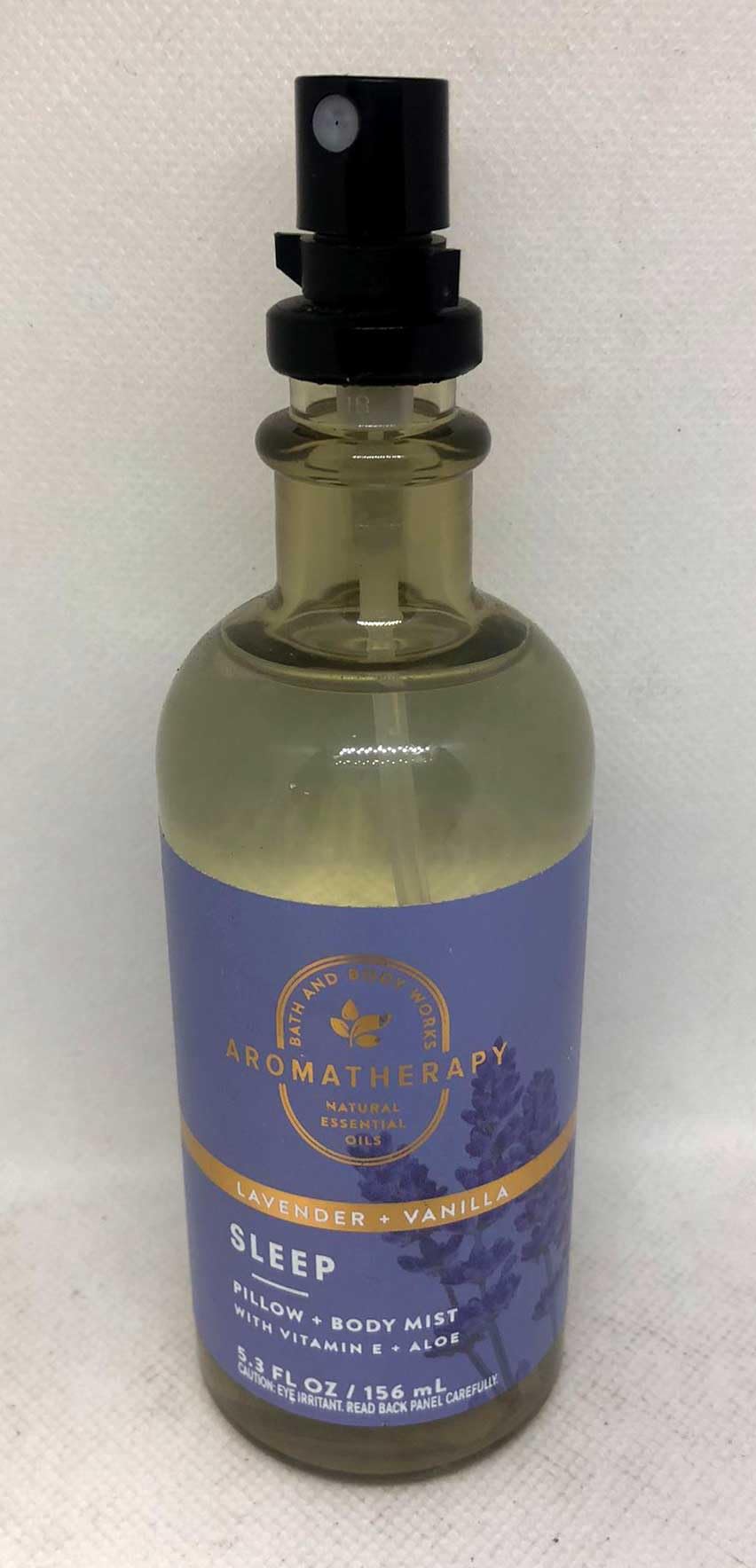 Bath & Body Works spray aplicado sobre almohada mostrando ambiente relajante y preparado para dormir