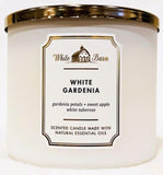 Bath & Body Works vela frontal mostrando diseño y fragancia White Gardenia, ambiente acogedor