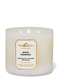 Bath & Body Works vela encendida en sala, crea atmósfera floral y relajante