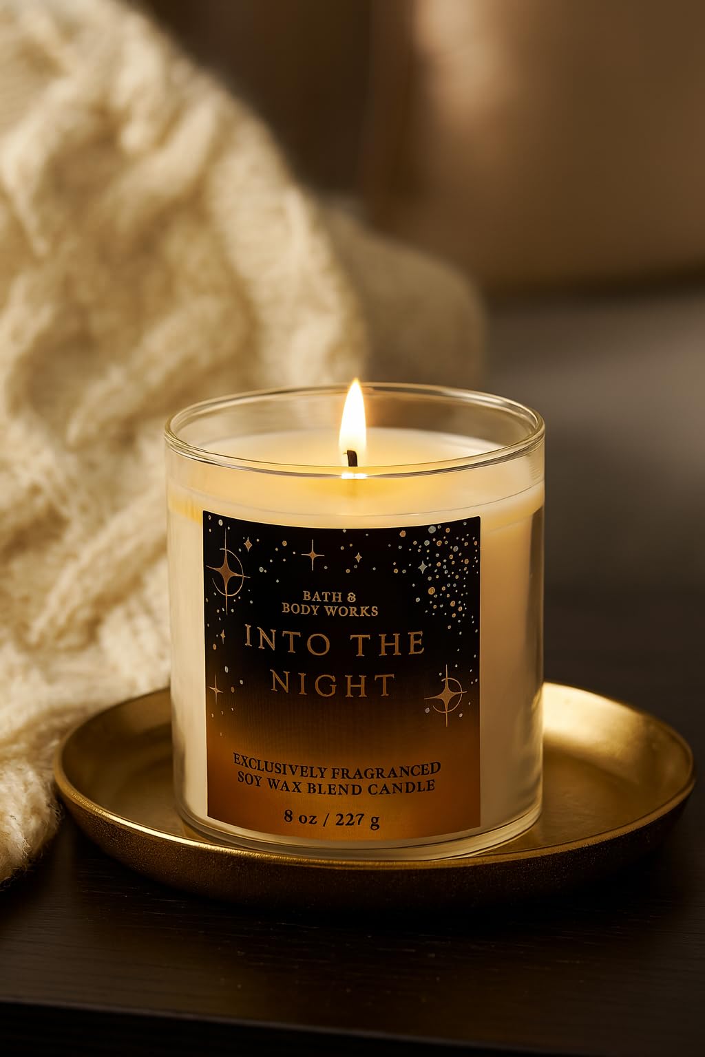 Bath & Body Works primer plano de la cera y pabilo de Into The Night para combustión pareja y larga duración