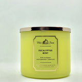 Bath & Body Works vela White Barn frontal mostrando etiqueta y diseño elegante, ideal para ambientar