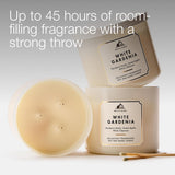 Bath & Body Works vela encendida en salón, ambiente acogedor y romántico