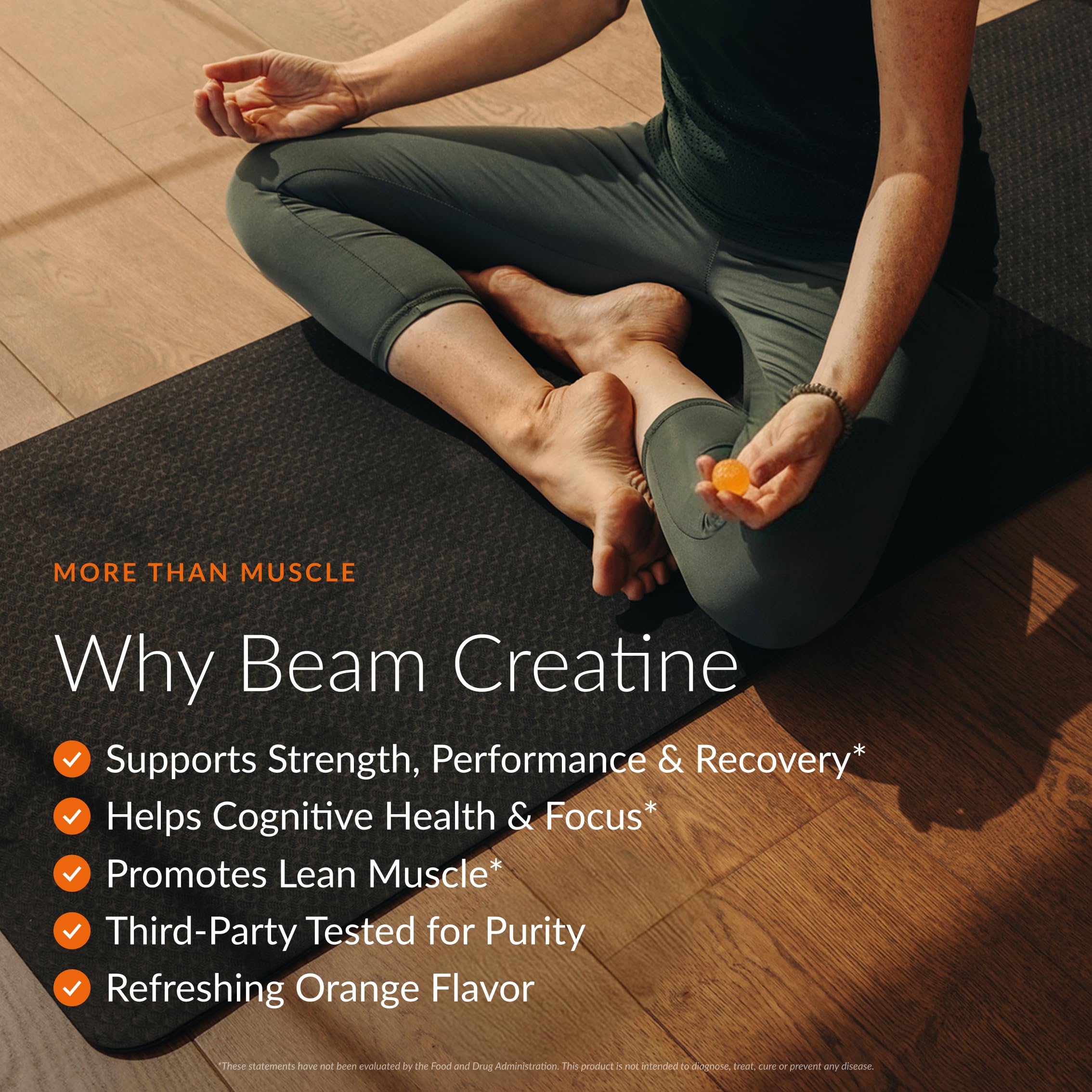 Deportista tomando BEAM Creatine Gummies en el gimnasio para conveniencia