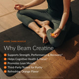 Deportista tomando BEAM Creatine Gummies en el gimnasio para conveniencia